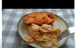 patatas a la crema en un plato acompañando un filete empanado
