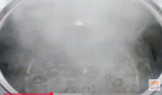agua con azúcar hirviendo en un cazo