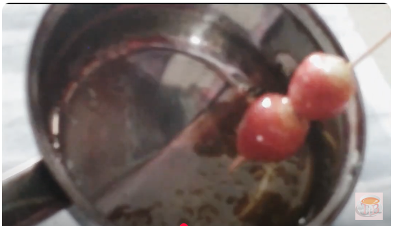 sumerge las frutas en el caramelo