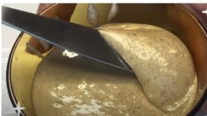 se toma un poco de nutella casera con un cuchillo de untar