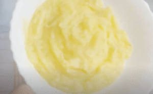 plato blanco lleno de crema de limón