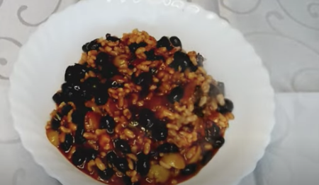 plato de arroz con habichuelas servido