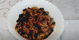 plato de arroz con habichuelas servido