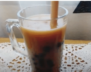 te de burbujas servido en vaso alto con pajita