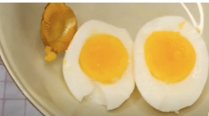 cuenco con huevos cocidos partidos por la mitad