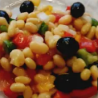 plato de ensalada de alubias blancas visto de cerca
