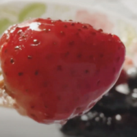 detalle de fresa caramelizada tanghulu
