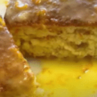 torta de naranja glaseada cortada por la mitad