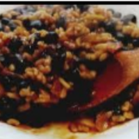 plato servido de arroz con habichuelas
