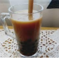 te de burbujas en vaso alto con pajita