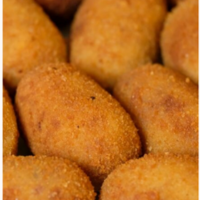 plato lleno de croquetas doradas y deliciosas