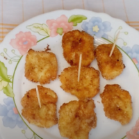bocaditos de leche frita en un plato