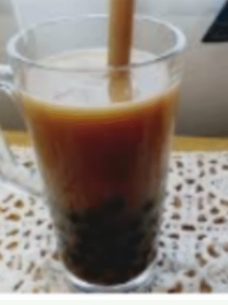 te de burbujas en vaso alto con pajita