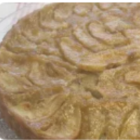 detalle de bizcocho cubierto de peras