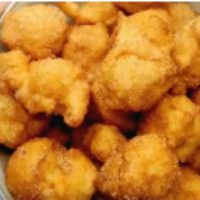 detalle de buñuelos de viento cubiertos de azúcar y canela