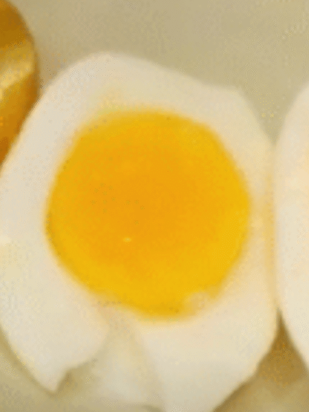 huevo cocido cortado por la mitad