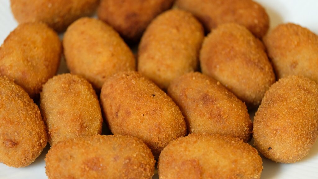 plato lleno de croquetas doradas y deliciosas