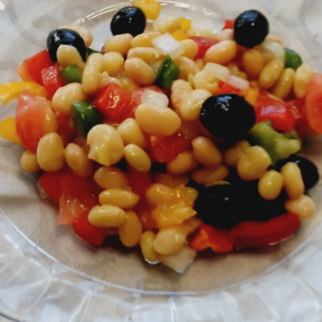 plato de ensalada de alubias blancas visto de cerca