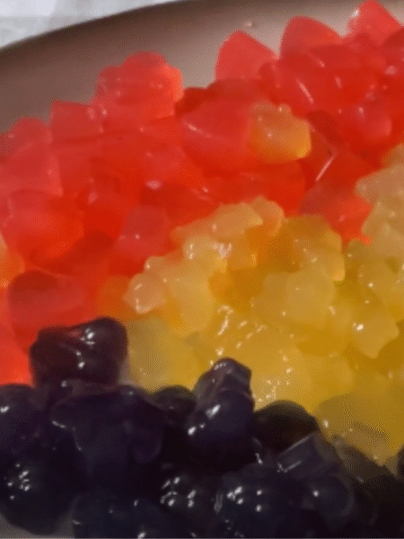 plato con gominolas caseras moradas, amarillas y naranjas