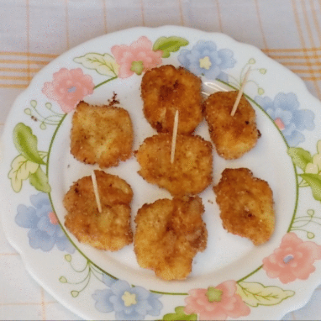 bocaditos de leche frita en un plato