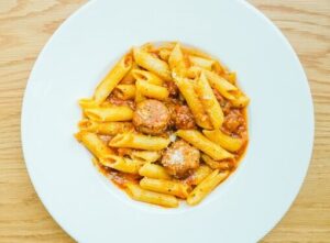 plato de macarrones con chorizo