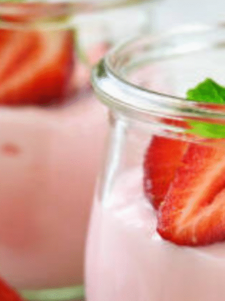 petit de fresa en tarro de cristal adornado con fresas enteras cortadas