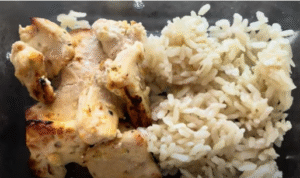 pollo troceado a la parrilla servido con arroz blanco
