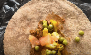 foto de fajita abierta con coliflor, patata, tomate y guisante en el centro