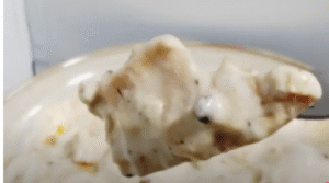 heura con salsa servida en un plato