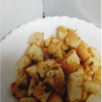 plato lleno de picatostes dorados y crujientes