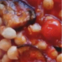 bol lleno de guiso de garbanzos con tomate y berenjena