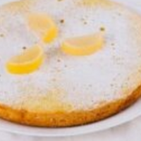 bizcocho de limón cubierto de azúcar y rodajas de limon