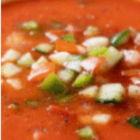 bol de gazpacho con verduras picadas