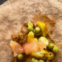 foto de fajita abierta con coliflor, patata, tomate y guisante en el centro