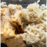 pollo troceado a la parrilla servido con arroz blanco