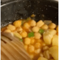 sarten con los ingredientes de la ropavieja mientras se cocinan