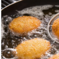 croquetas friéndose en abundante aceite