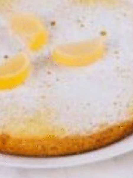 bizcocho de limón cubierto de azúcar y rodajas de limon