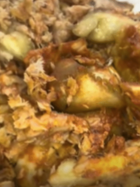 bandeja de cristal con berenjena con atún y tomate