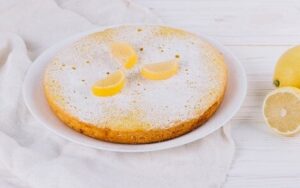 bizcocho de limón cubierto de azúcar y rodajas de limon