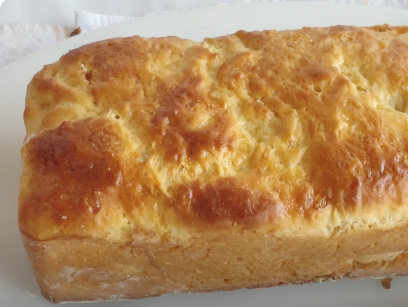 pan de leche dorado rectangular sobre bandeja de porcelana