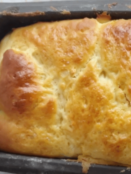 pan de leche dorado rectangular sobre bandeja de porcelana