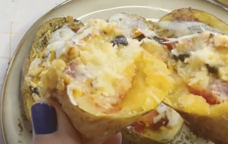 patata pizza cortada por la mitad