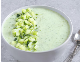 bol lleno de sopa de pepino decorado con trocitos de pepino