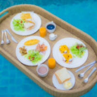 comida sobre una bandeja flotando en la piscina