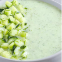 bol lleno de sopa de pepino decorado con trocitos de pepino