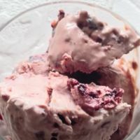 cucharada de helado de yogur con frutos rojos
