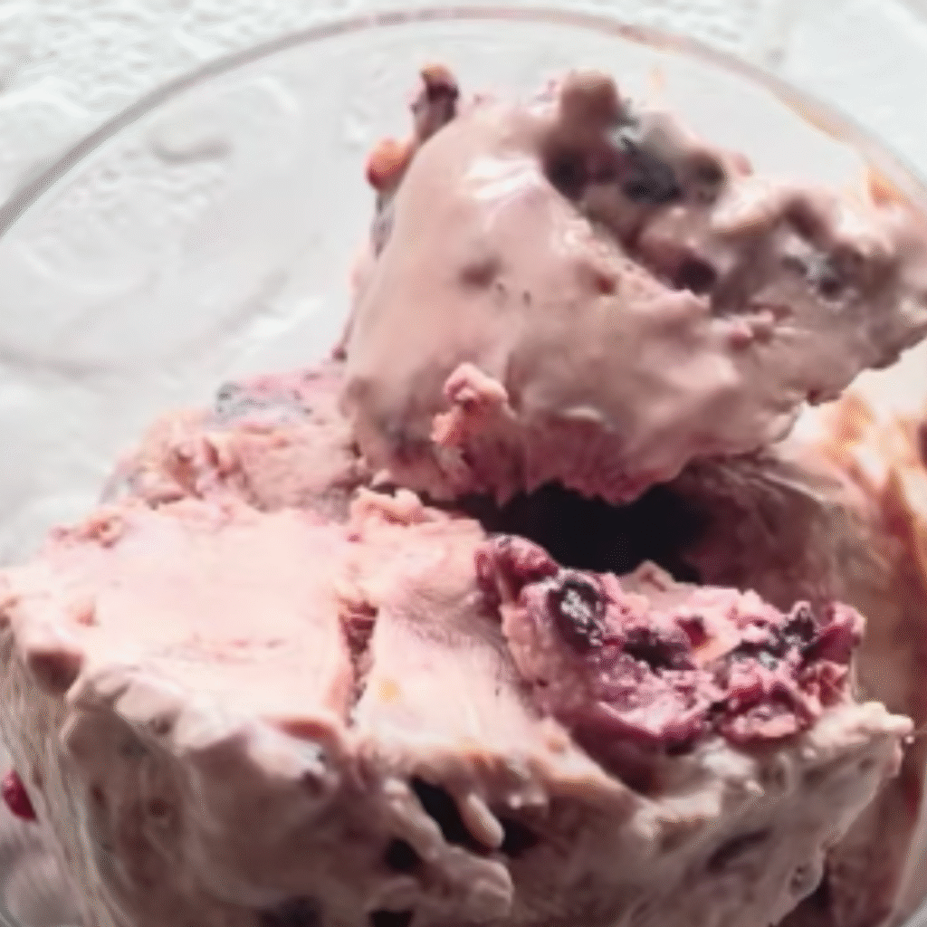 cucharada de helado de yogur con frutos rojos