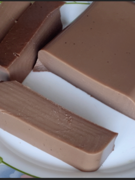 gelatina de chocolate cortada en tiras en un plato