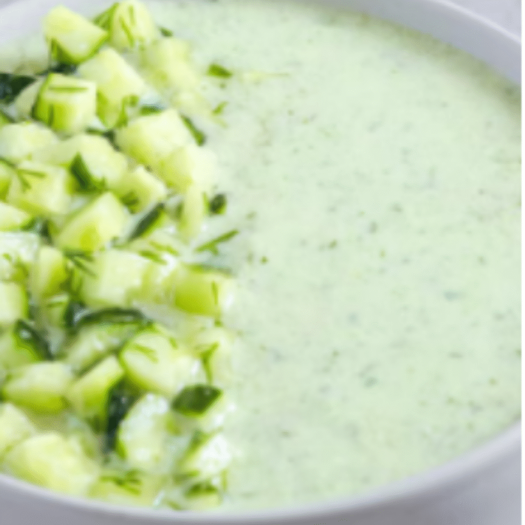 cuenco de sopa de pepino